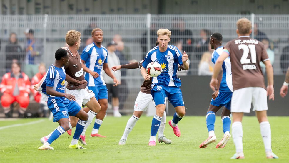Kickers Emden (am Ball Marvin Benjamins) hat den Test gegen den FC St. Pauli mit 1:3 verloren. Foto: Jens Doden/Emden