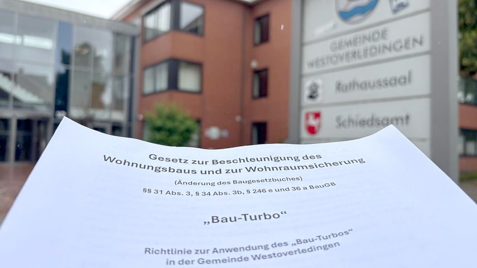 Während ihrer Sitzung im Rathaus in Ihrhove (Hintergrund) hat der Rat der Gemeinde Westoverledingen eine neue Richtlinie zum Bau-Turbo verabschiedet. Foto: Carsten Ammermann