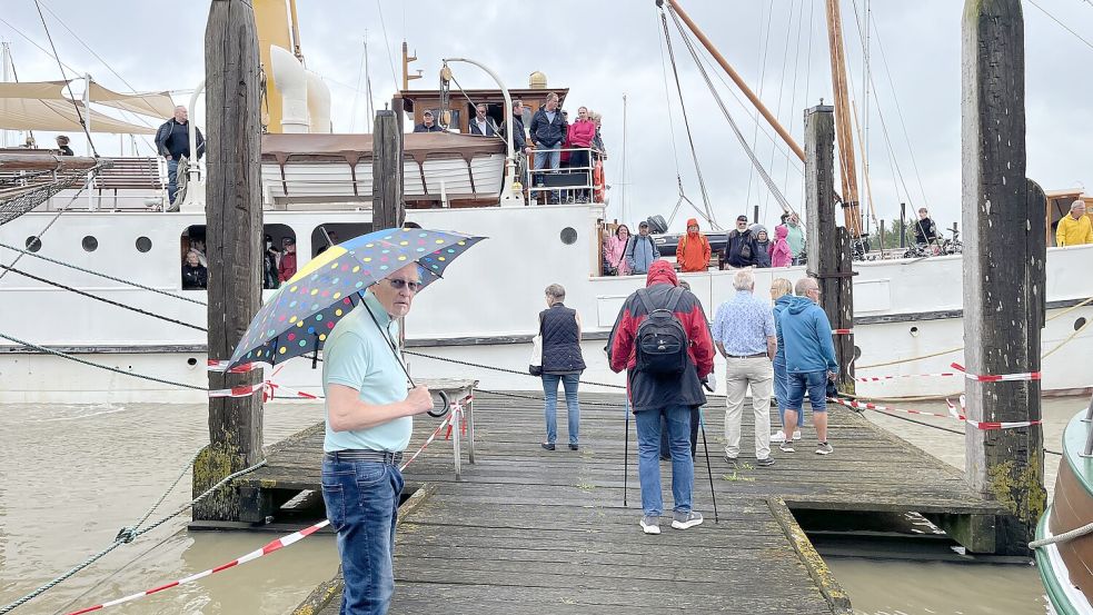 Besucher des Ditzumer Hafenfests hatten trotz des Regens viel Interesse an den Traditionsschiffen. Foto: Vivien Buntjer