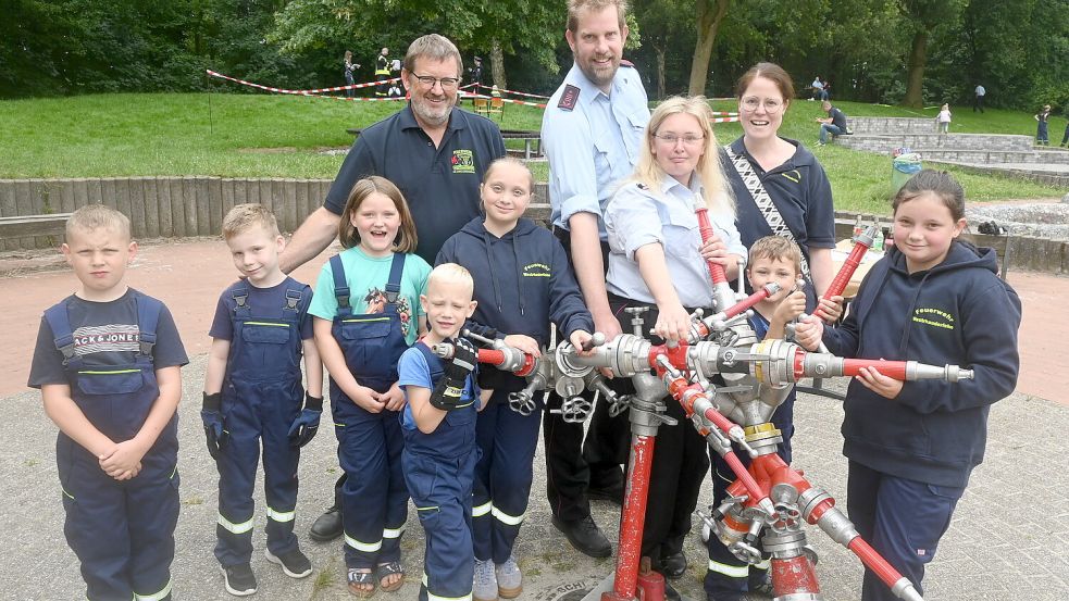 Wasserführende Armaturen mussten bei diesem Spiel zusammengeschraubt werden: Die Kinderfeuerwehr Westrhauderfehn erfüllte die Aufgabe mit Bravour. Fotos: Holger Weers