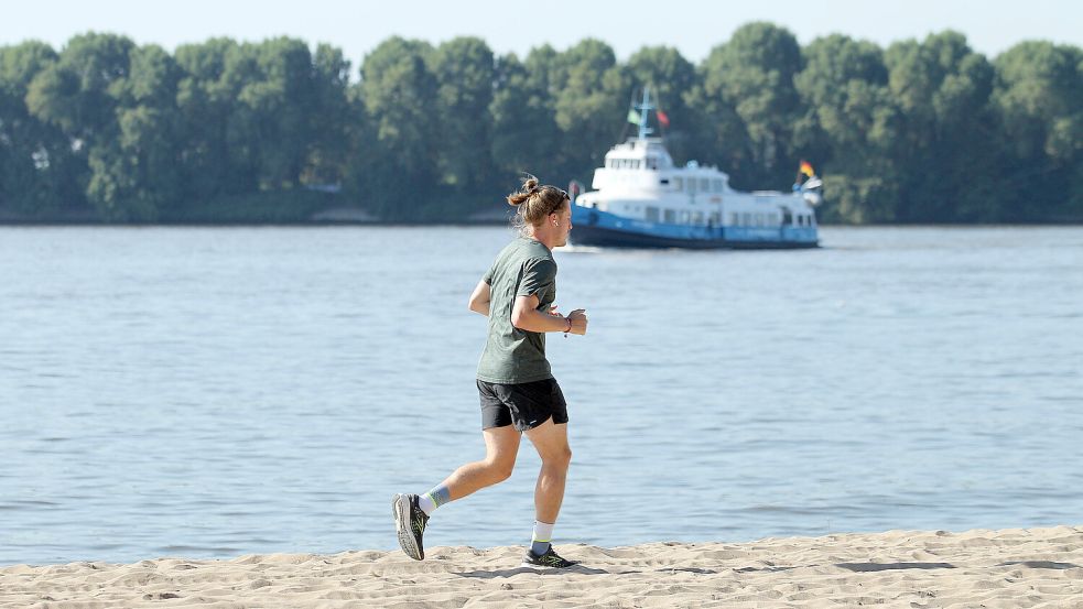 In der Hitze laufen kann gefährlich werden. Welche Warnsignale der Körper gibt und was man dann tun sollte, beantwortet eine Sportmedizinerin. Foto: Imago/Hanno Bode