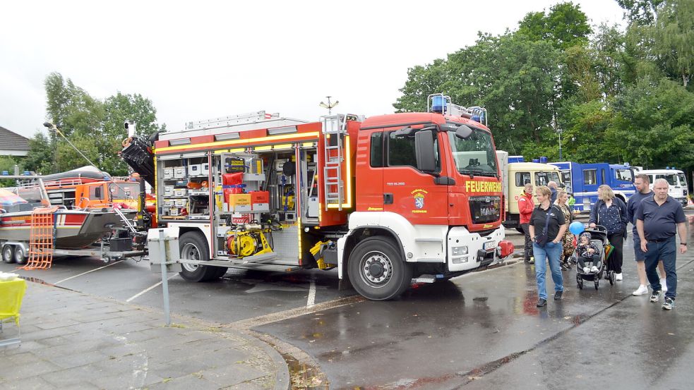 In Blau, Weiß und Rot präsentierte sich die Riege der Einsatzfahrzeuge beim Tag der Retter auf dem Schulgelände an der Werftstraße. Dort waren beim Tag der Retter knapp 30 Wagen von Feuerwehr, Polizei und Rettungskräften aufgebaut. Foto: Astrid Fertig