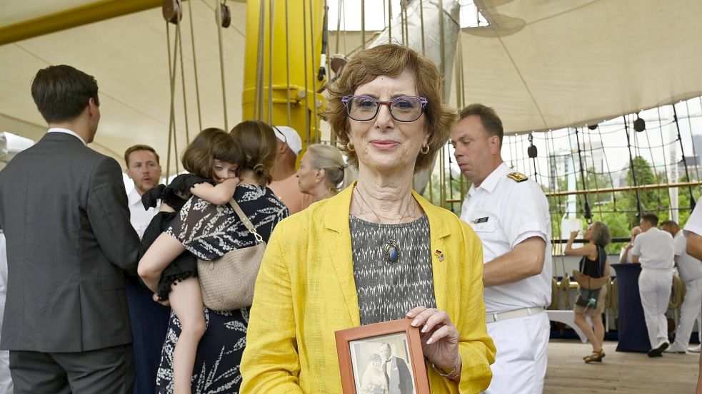 Zu ihrer Einbürgerunszeremonie bringt Carolyn Oliner ein Bild ihrer Großeltern mit, denen 1941 formell die Staatsangehörigkeit aberkannt wurde. Beide werden später in Auschwitz ermordet. Foto: Anne Pollmann/dpa