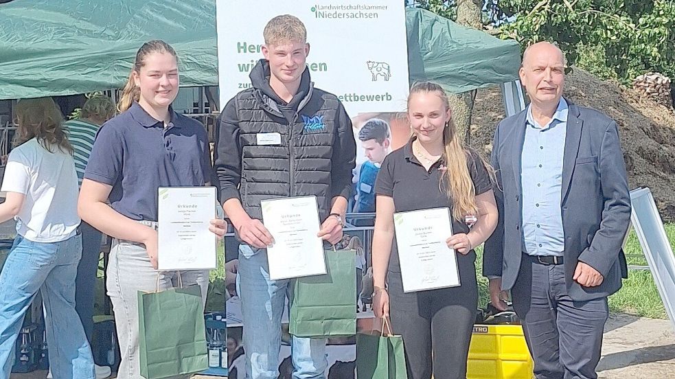 Die Jungzüchter Jantje Fischer (von links, Platz 3), Martin Determann (Platz 1) und Jurina Bohlen (Platz 2) belegten bei der Tierbeurteilung die vorderen Plätze. Foto: Sophie Aepkers / LWK