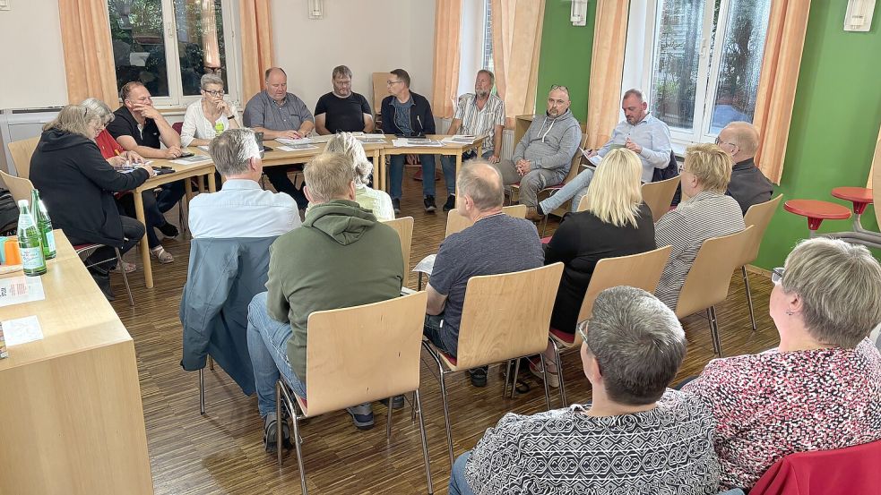 Bei der Kommunalwahl im September 2026 werden auch die Ortsräte in der Gemeinde Westoverledingen neu gewählt. Die CDU hat jetzt ihre Kandidaten benannt. Das Bild entstand während einer Sitzung des Ortsrates Völlen im September 2025. Die Ortsratsmitglieder (im Bild hinten) berieten unter anderem über den Zustand von Spielplätzen. Foto: Carsten Ammermann/Archiv
