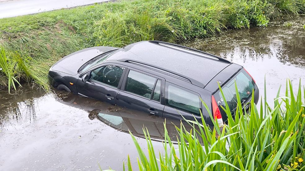 Dieses Auto rollte am Montagmorgen in den Kanal an der 1. Südwieke in Rhauderfehn. Fotos: Daniel Grüneke