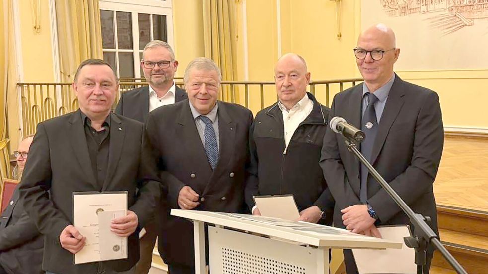 Vorsitzender Frank Wessels (Mitte) zeichnete Gregor Strelow (von links), Jochen Hilfers, Norbert Radke und Carsten Wiarda im Februar 2026 für ihre Treue zum Nautischen Verein aus. Foto: privat/Archiv