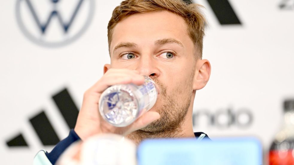 Jeder will einen Schluck ab: Kapitän Joshua Kimmich sprach bei den WM-Prämien auch über den künftigen Millionen-Deal des DFB mit Nike. (Archivbild) Foto: Federico Gambarini/dpa