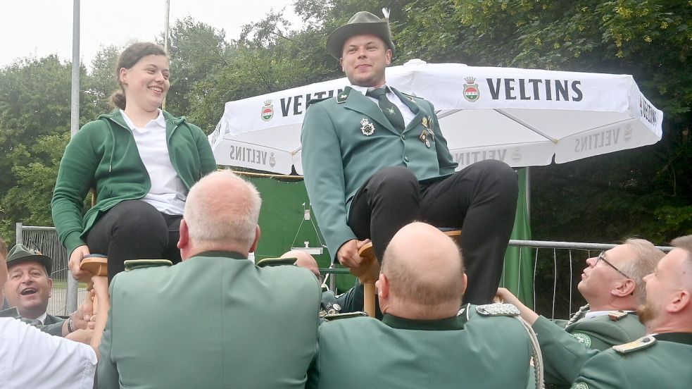 Der neue Schützenkönig aus Völlenerkönigsfehn heißt Timo Frey. Das Foto zeigt ihn mit seiner Schwester Jana. Die Schützen ließen das neue Königspaar hochleben. Foto: Holger Weers