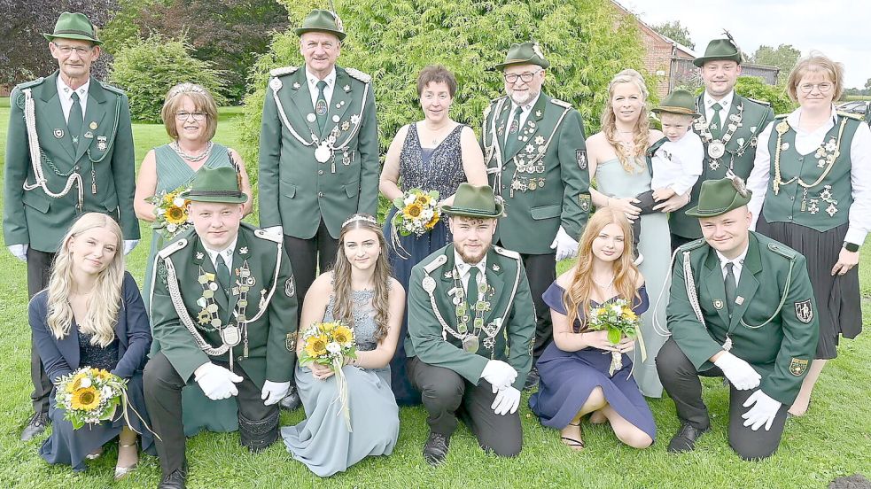 Das bisherige Königshaus in Idafehn mit König Klaus de Boer (stehend, 3. von links). Foto: Schützenverein