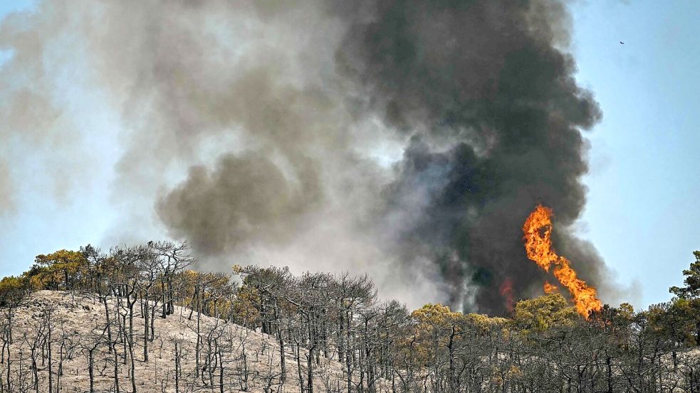 Der große Brand in Südfrankreich ist weiterhin nicht unter Kontrolle. Foto: Gabriel Bouys/AFP/dpa