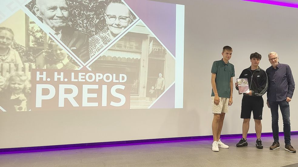 Das Foto zeigt (von rechts) Joest Leopold, der Enkel des Namensgebers des Preises, sowie die beiden Westoverledinger Schüler Ole Abben und Joel Wallat bei der Preisübergabe. Foto: Gemeinde Westoverledingen