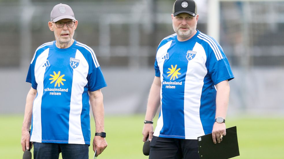 Zwei Stimmen, zwei Mikros – Rekord-Stadionsprecher Gerd Krauledat erhielt gegen St. Pauli Unterstützung von Feldreporter Frank Cordes (rechts). Foto: Jens Doden