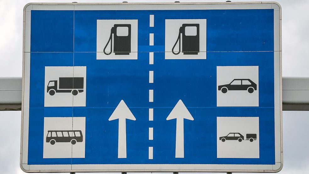 Tanken an Autobahntankstellen ist in den meisten Fällen deutlich teurer als an Straßentankstellen in der Nähe. Foto: Jan Woitas