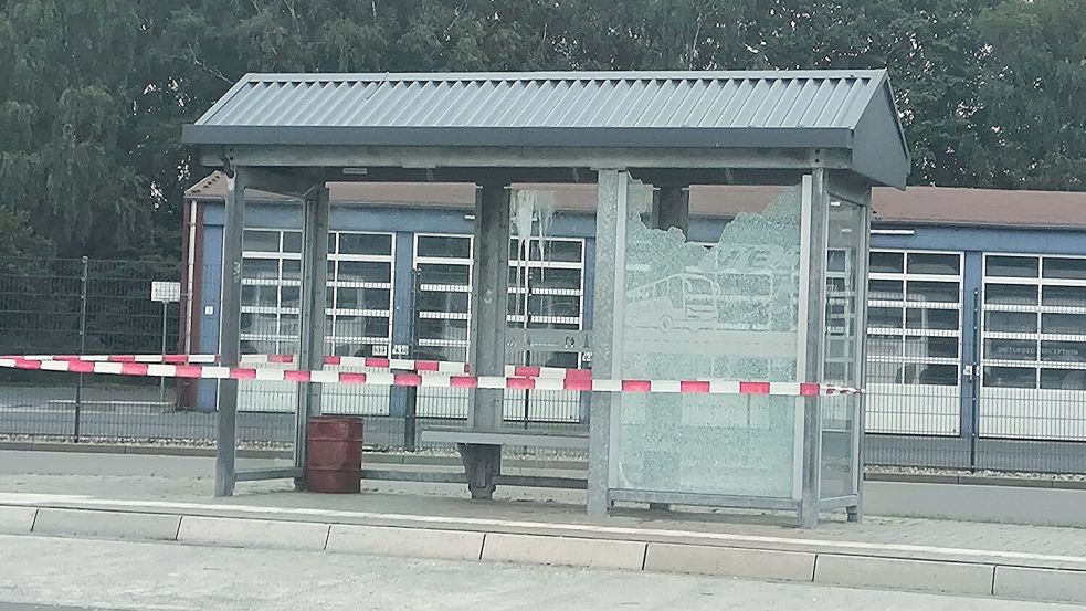 Ein Wartehäuschen beim Busbahnhof in Rhauderfehn wurde demoliert. Foto. Daniel Grüneke