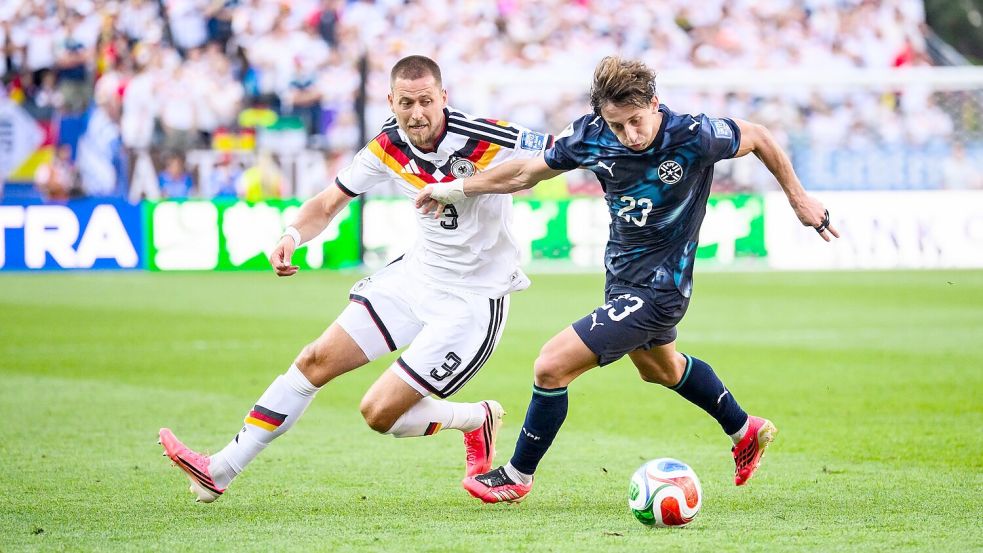 „Körperbetonter, intensiver, rustikaler“ - so sollen die Nationalspieler, hier Waldemar Anton beim WM-Aus gegen Paraguay, unter Jürgen Klopp agieren. (Archivbild) Foto: Tom Weller