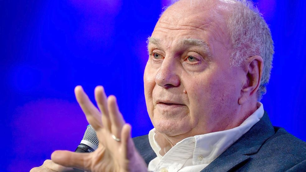Uli Hoeneß wirbt für Per Mertesacker. (Archivild) Foto: Peter Kneffel/dpa
