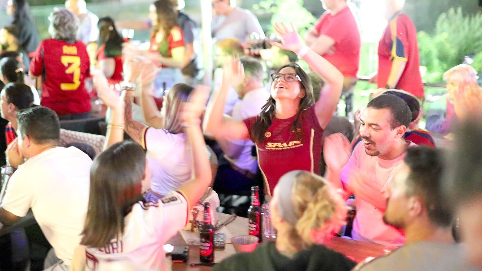 Ausgelassen feierten die Spanier ihren Sieg gegen Portugal am Montagabend im Restaurant Don Luis in Osnabrück. Foto: Thomas Wübker