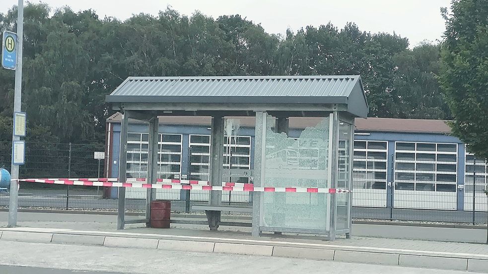 Ein Wartehäuschen beim Busbahnhof in Rhauderfehn wurde demoliert. Foto. Daniel Grüneke