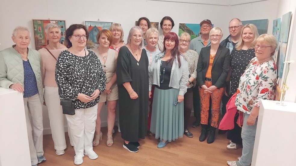 Die Kunstschaffenden (von links): Brigitte Swart, Hannelore van der Wal-Thomala, Gisela Stumpe, Monika Scholz, Angelika Püll, Anja Janssen, Lydia Püll, Walburga Hanneken, Anna Groote, Elena Root, Martina Anhold, Manfred Erfkamp, Sylvia Laing, Uwe Brandenburg, Anja Andabaka und Ina Heldensteller. Es fehlen Olga Strohschnieder, Ulrike Kerber und Oxana Rosenboom. Foto: Clarissa Scherzer