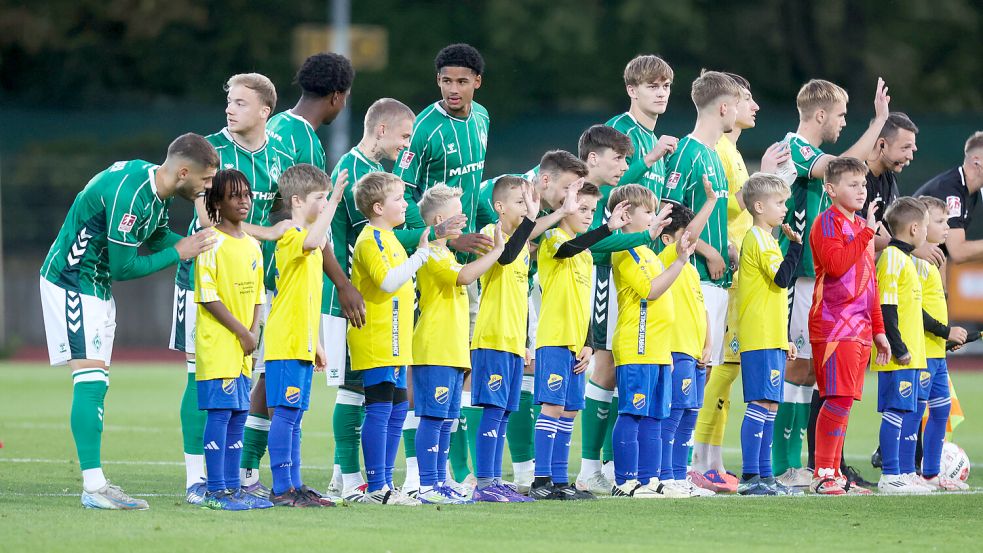 Werder Bremens U23 wird am Samstag, 11. Juni 2026, in Leer auflaufen. Dieses Bild entstand in der vergangenen Regionalliga-Saison vor dem Spiel gegen Kickers Emden. Archivfoto: Jens Doden, Emden