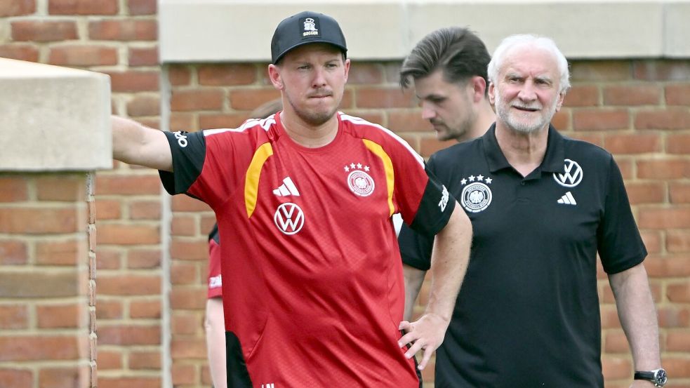 Seite an Seite bei der WM: Ex-Bundestrainer Julian Nagelsmann (l) und sein Förderer Rudi Völler. (Archivbild) Foto: Federico Gambarini