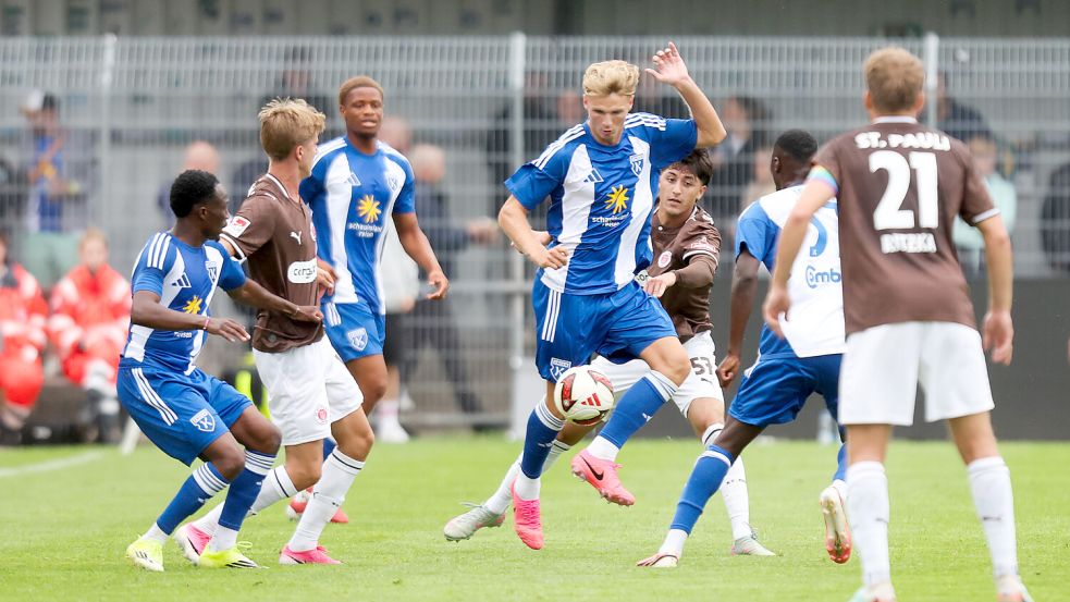Kickers Emden startet mit einem Auswärtsspiel in die neue Saison. Foto: Doden/Emden