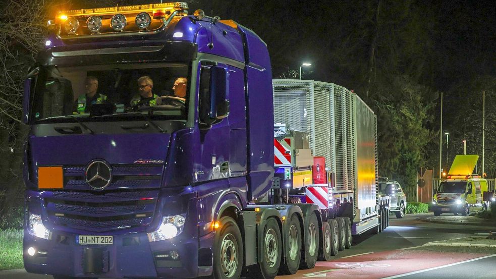 Ein Schwerlasttransporter verlässt mit einem Castor-Behälter den Standort Jülich. (Archivbild) Foto: Christoph Reichwein