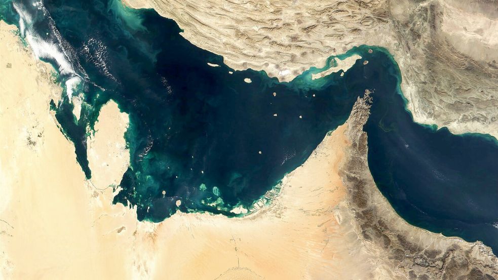 Ein Handelsschiff steht nach Beschuss in Flammen. (Archivbild) Foto: -/The Visible Earth/NASA/dpa