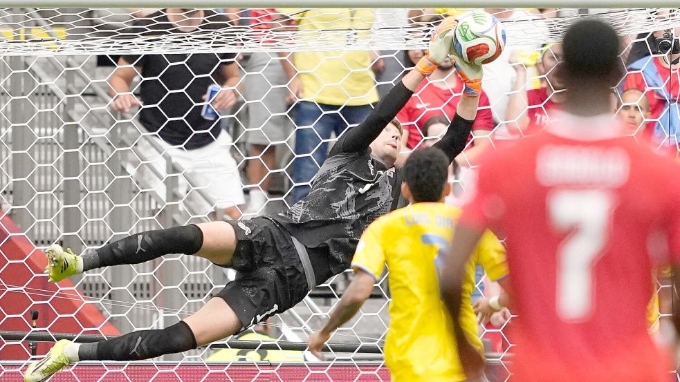 Gregor Kobel wurde zum Matchwinner der Schweiz. Foto: Lindsey Wasson