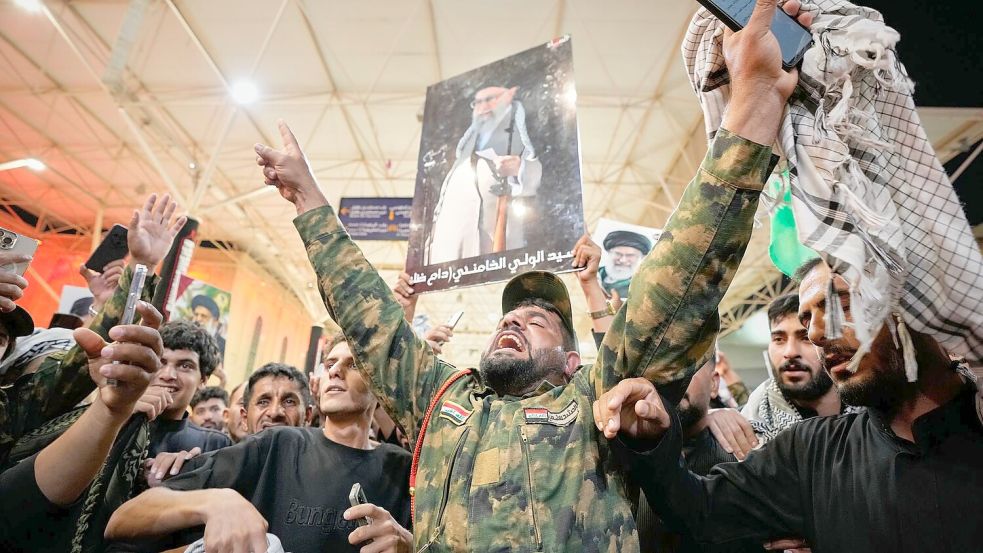 Menschen im Iran trauern um Chamenei. Foto: Hadi Mizban