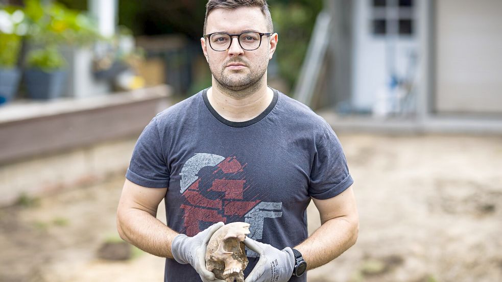 Felix Chall hat etliche Knochen in seinem Garten in Braunschweig gefunden. Foto: Moritz Frankenberg