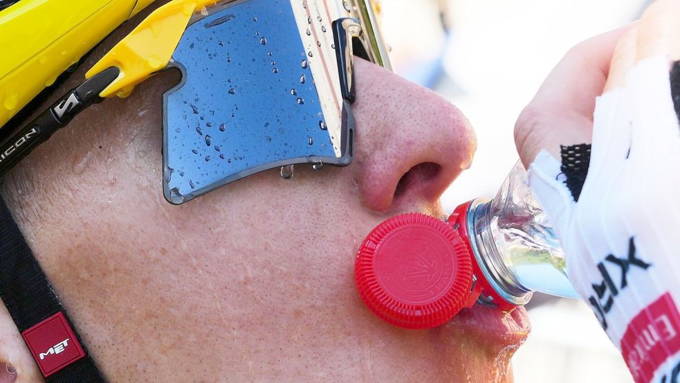 Viel trinken, Eiswürfel und Kühlwesten: So versuchen die Fahrer, Überhitzung zu vermeiden. Foto: Thibault Camus
