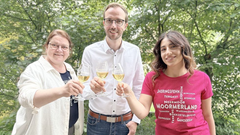 Auf schöne Abende stoßen (von links) Astrid Bufe (Leitung Tourist-Information), Bürgermeister Hendrik Schulz und Anzhela Martirosyan (Tourist-Information) an. Foto: Gemeinde Moormerland