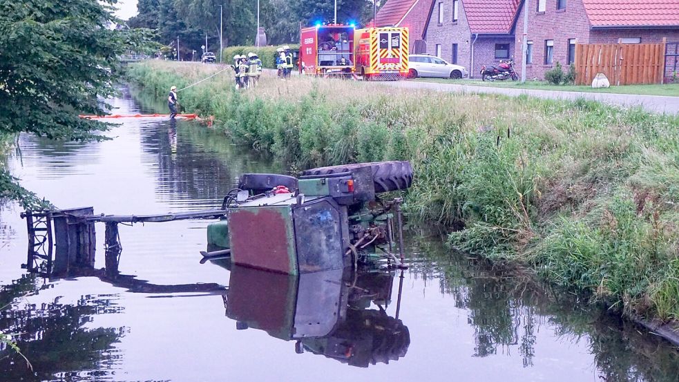 Der Traktor war in Spetzerfehn in den Kanal geraten. Fotos: Malte Wiese, Pressesprecher Feuerwehr Großefehn