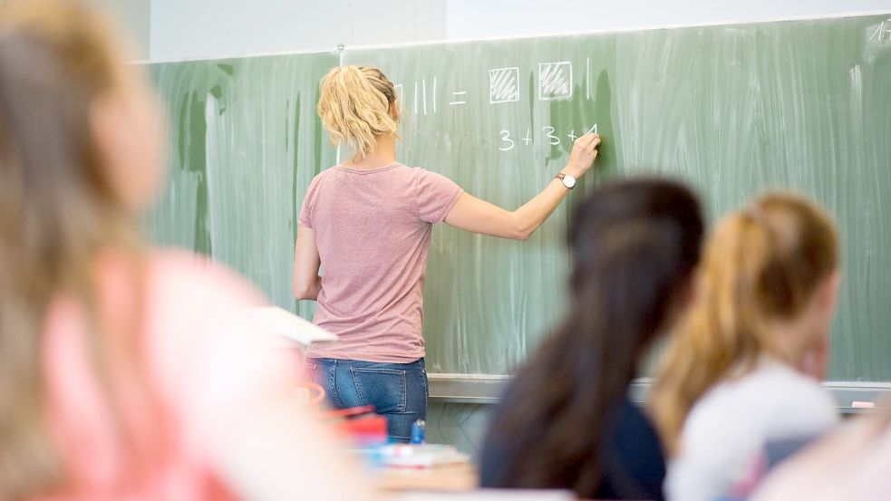 Der Frauenanteil bei den Lehrkräften lag an den allgemeinbildenden Schulen bei rund 73 Prozent. (Symbolbild) Foto: Julian Stratenschulte/dpa