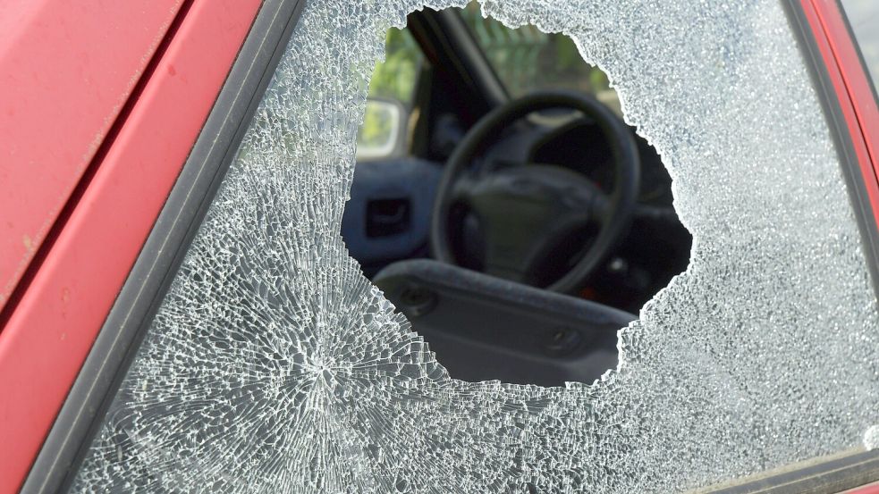 Ein 18-Jähriger hat im Bremer Viertel offenbar wahllos mit einem Nothammer auf Autos eingeschlagen. Foto: imago images / teutopress