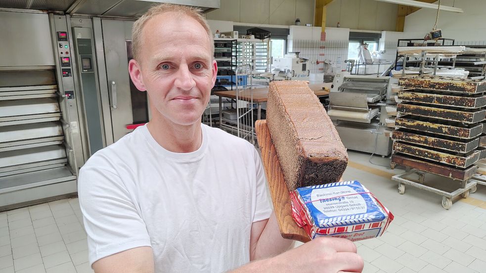 Heino Thesinga zeigt das Schwarzbrot, das das Unternehmen seit mehr als 60 Jahren herstellt. Foto: Karin Böhmer
