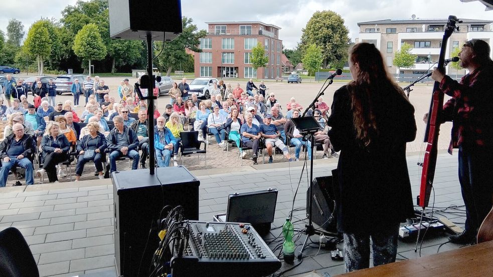 Das Konzert lockte zahlreiche Gäste an, sodass zusätzliche Stühle aufgestellt werden mussten. Foto: Clarissa Scherzer