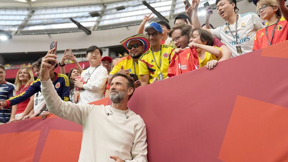 Jürgen Klopp macht mit Fans ein Selfie. Foto: Abbie Parr