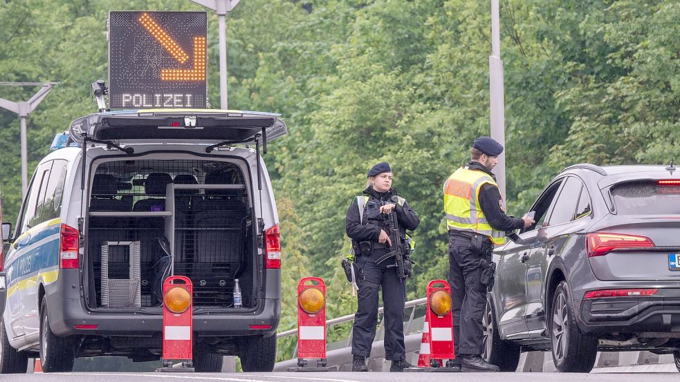 Bis zu 14.000 Beamtinnen und Beamte sind bei Grenzkontrollen eingesetzt. (Archivbild) Foto: Peter Kneffel/dpa