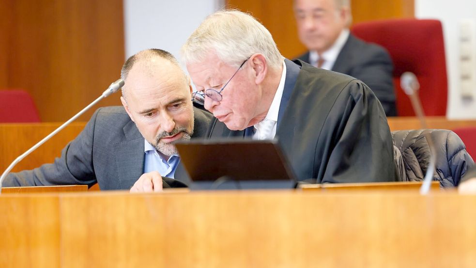 Kai-Uwe Steck neben seinem Anwalt Gerhard Strate (rechts). Foto: Thomas Banneyer