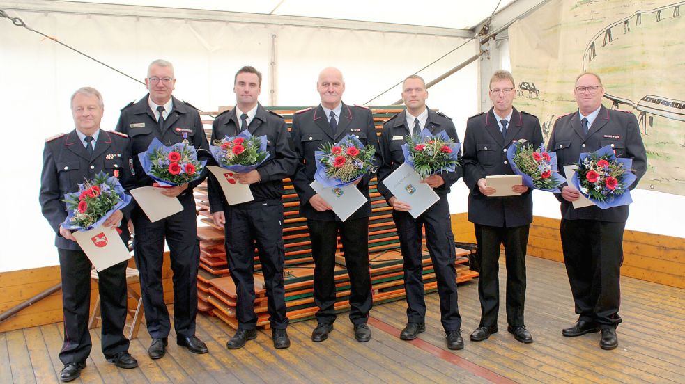 Geehrt wurden (von links) Ingo Jelting, Gerold Zwick, Jann Freese, Peter Oltmanns, Andreas Hinrichs, Otto Oltmanns und Alwin Stamm. Foto: Feuerwehr/Joachim Rand