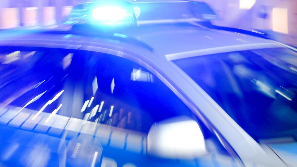 Polizei und Rettungsdienst wurden am Dienstag, 7. Juni 2026, zu einem Verkehrsunfall mit schweren Verletzungen in Südbrookmerland gerufen. Foto: Carsten Rehder/DPA