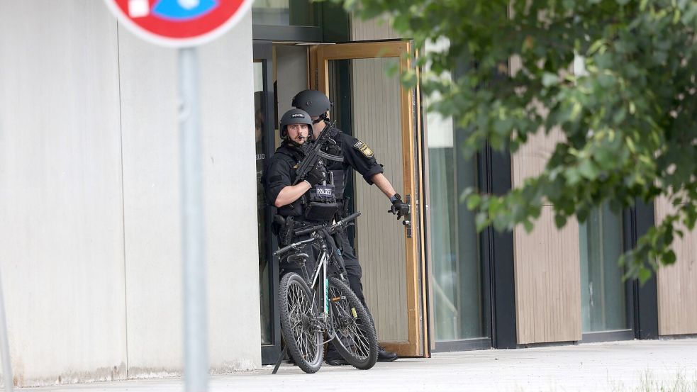 Spezialkräfte durchsuchen die Schule. Foto: Karl-Josef Hildenbrand/dpa