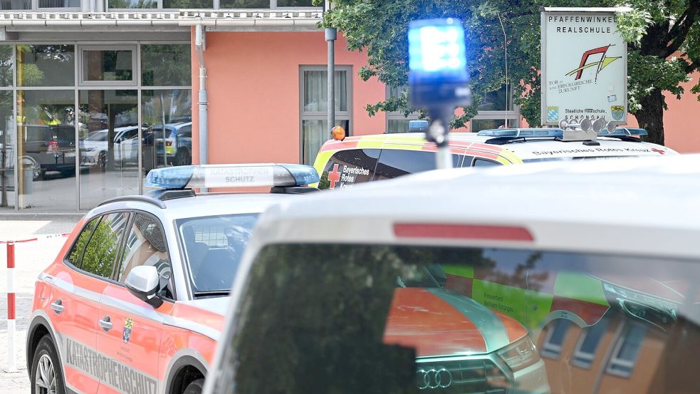 Einsatzwagen auf dem Schulhof. Foto: Lennart Preiss/dpa
