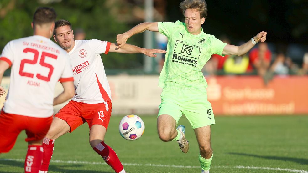 Der SV Großefehn (Mitte Hauke Booms) empfängt zum Bezirksliga-Auftakt GW Firrel um Tristan Darsow (rechts). Foto: Jens Doden, Emden