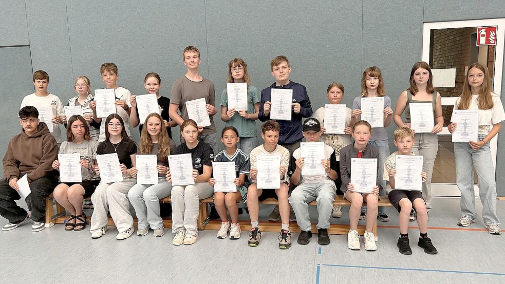 Die Ausgezeichneten: (stehend, von links) Hanno Dykhoff, Sarah Timmermann, Lasse Waden, Emma Schütte, Adrian Schilling, Marie Ferdinand, Nils Hinrichs, Leonie Meiners, Nike Brink, Felina Pastoor, Emily Fennen; (sitzend, von links) Ayan Houran, Alea Zibell, Sidney Selin Zahn, Kim Lea Tautermann, Merle Oltmanns, Emilia Fickel, Christoph Pancke, Jonas Wilke, Eeske Pohl und Joost Stratmann. Foto: Schule