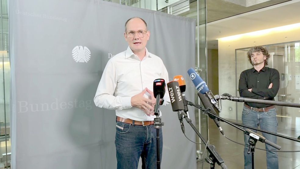 Der Grünen-Abgeordnete Dahmen ruft das Bundesverfassungsgericht an. Foto: Carsten Koall/dpa