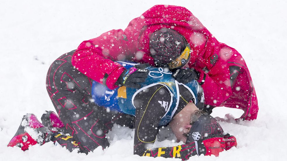 Bild mit Symbolkraft: Bei den Winterspielen 2026 in Cortina d‘Ampezzo stürzte Kombinierer Vinzenz Geiger (unten) und verspielte damit eine mögliche Medaille. Sein Teamkollege Johannes Rydzek tröstete ihn. Foto: IMAGO/NTB